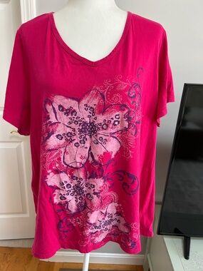 Fashion Bug Women's Bright Fuchsia Floral V-Neck Tee